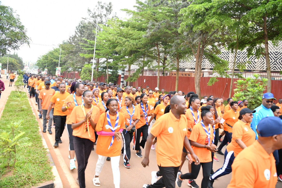 RwandaGender's tweet photo. Muri iki gitondo, MGEPROF n'abafatanyabikorwa bayo bifatanyije n'abatuye @CityofKigali muri siporo rusange idasanzwe, muri gahunda y'iminsi 16 yahariwe kurwanya ihohotera rishingiye ku gitsina. Insanganyamatsiko y'uyu mwaka ni "Dufatanye! Turwanye ihohotera rishingiye ku gitsina" https://t.co/lHFPJMXqNj