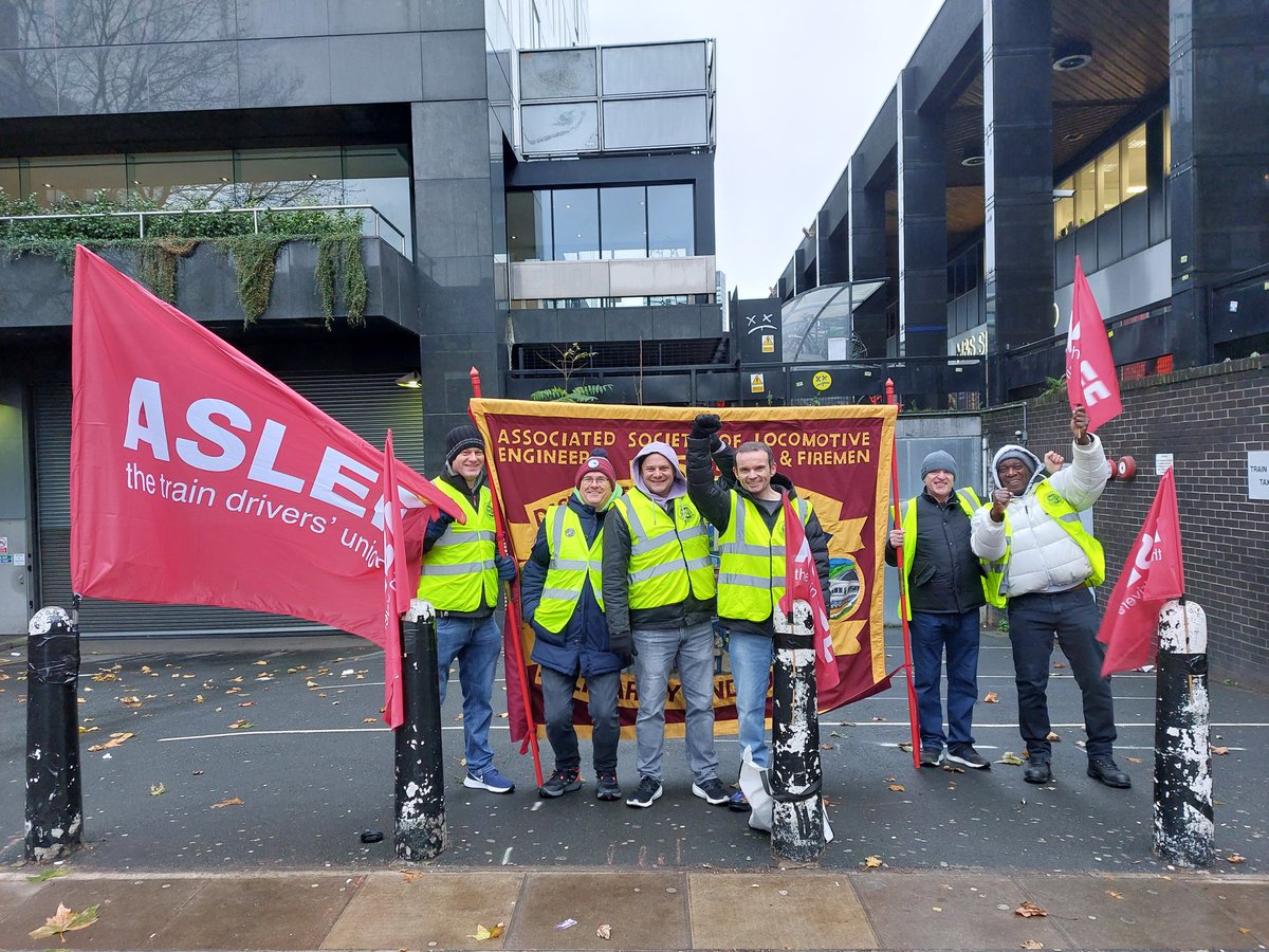 NSSN_AntiCuts's tweet photo. #NSSN supporting @ASLEFunion #railstrike - Euston picket
#SupportRailWorkers
Defend the #RightToStrike https://t.co/fB5tix0zpM