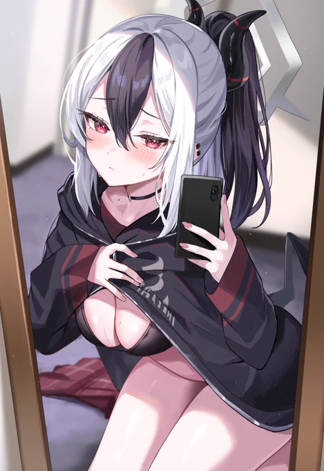 仕事で疲れた先生に自撮りを送ってくれるカヨコ#ブルアカ 