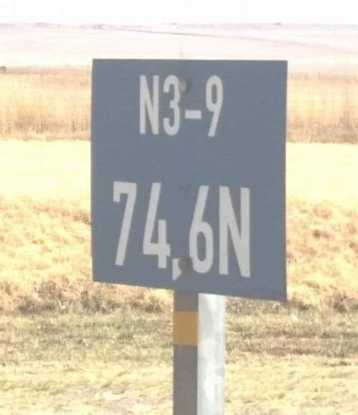 givvy_givven's tweet photo. Do you know why these signs are put up every 200 meters along the roads. This is in case you need help, then you can explain to the people exactly where you are.The N3 is the highway you are driving on.The -9 is a "sector/section" of the road. https://t.co/4KhuF8cDbb