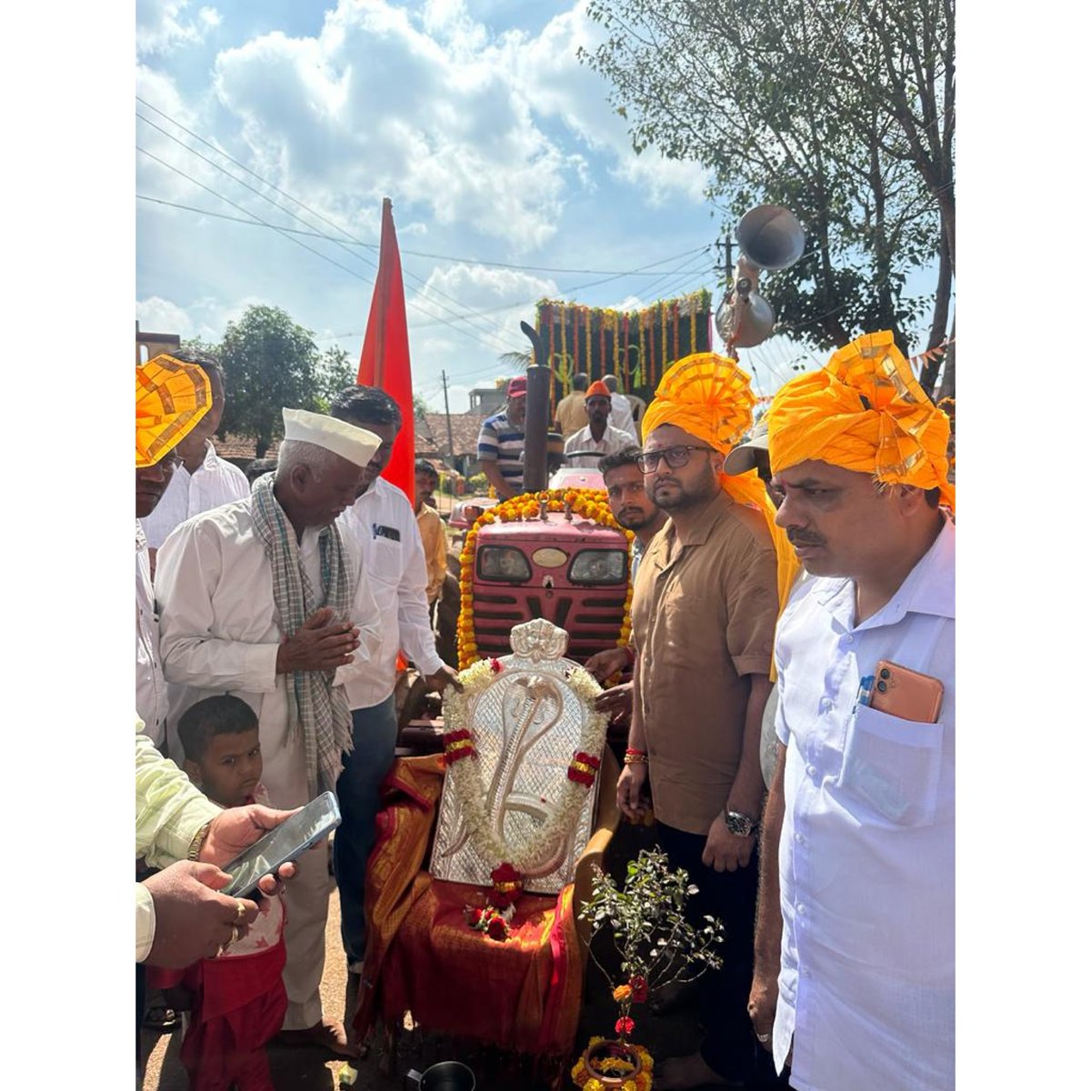 HebbalkarMrinal's tweet photo. Our minister, Smt Laxmitai Hebbalkar, generously donated a 5kg silver Vigraha to Shri Nagnath Mandir in Bekkinkeri village after it was stolen two months ago. Upon the request of the temple committee, she promptly agreed to facilitate the donation.
@laxmi_hebbalkar https://t.co/uOoJq1oTmN