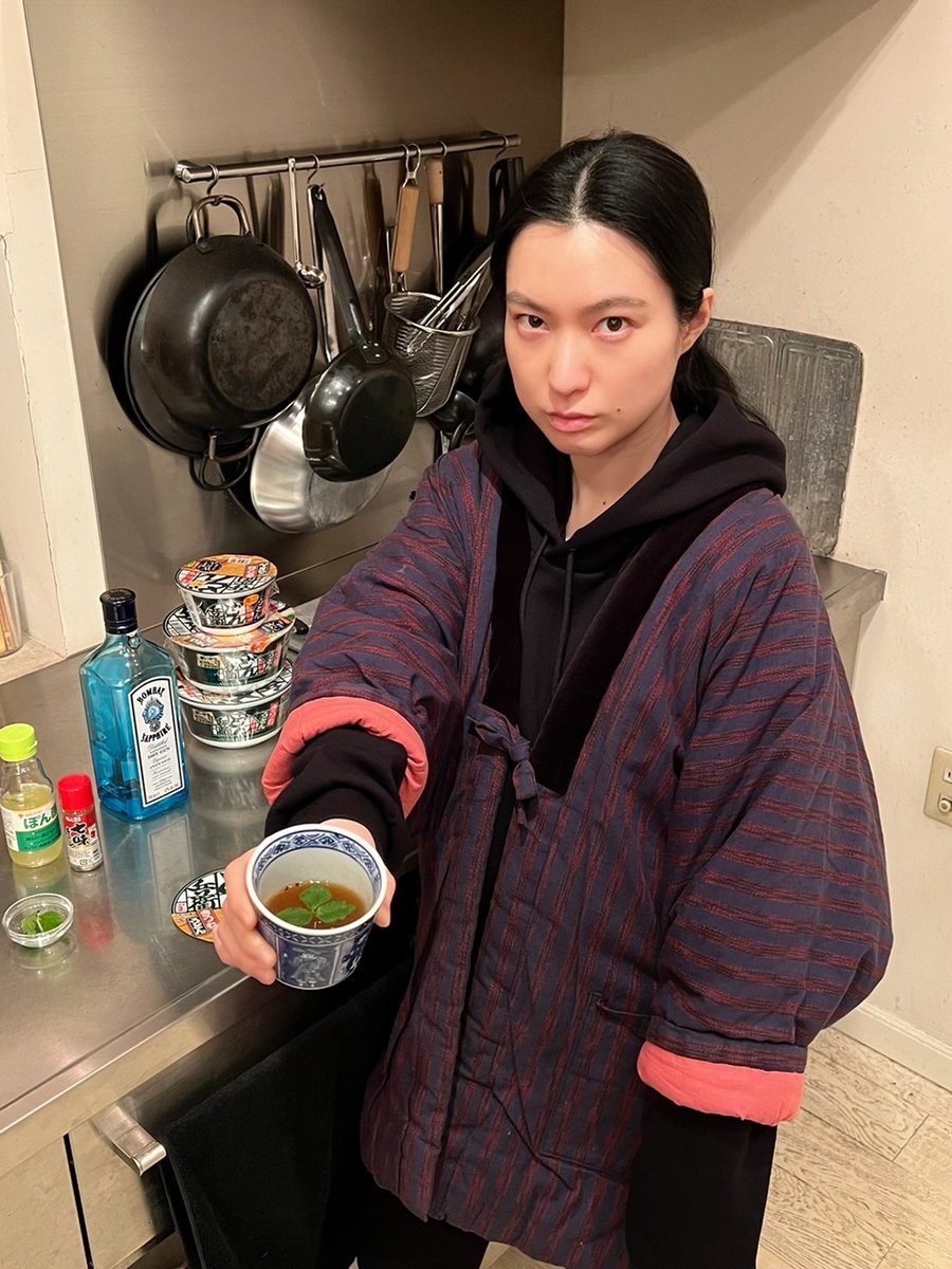 inu1dog1's tweet photo. 深夜に「どん兵衛」を食べ終えて。
私「汁飲んだら体に悪いよな。残そうか……」
妻「おでんのだしの焼酎割りみたいに、お酒で割って飲む？」
私「ああ、焼酎とか日本酒で？」
妻「ジン」
私「ジンは無理やろー」
残り汁にジン（ボンベイサファイア）を注ぎ、ポン酢と七味を加えて仕上げた妻。
妻「どうだろう？」
私「まあ汁捨てるつもりやったし……あれ？合う！なんで！？」
妻「七味に入ってる陳皮（柑橘の皮）とポン酢が、だしとジンをつないだ」
私「よく思いつくな！そしてまさか、このカクテルの名前って……」
妻「どん兵衛サファイア」
私「そうなるよな！！」
#ふくしひとみカクテル
#どん兵衛サファイア