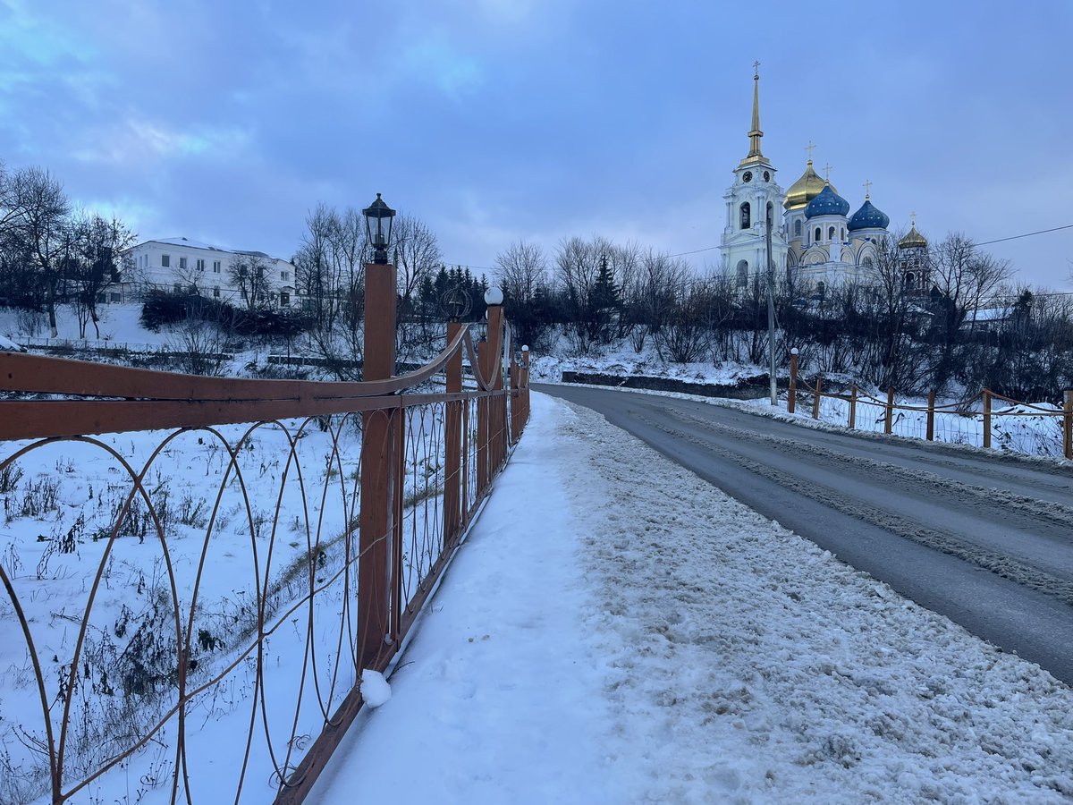 Это фото сделано несколько дней назад, но на сегодня снега меньше в нашем городе не становится, а еще больше и сыпет без конца.