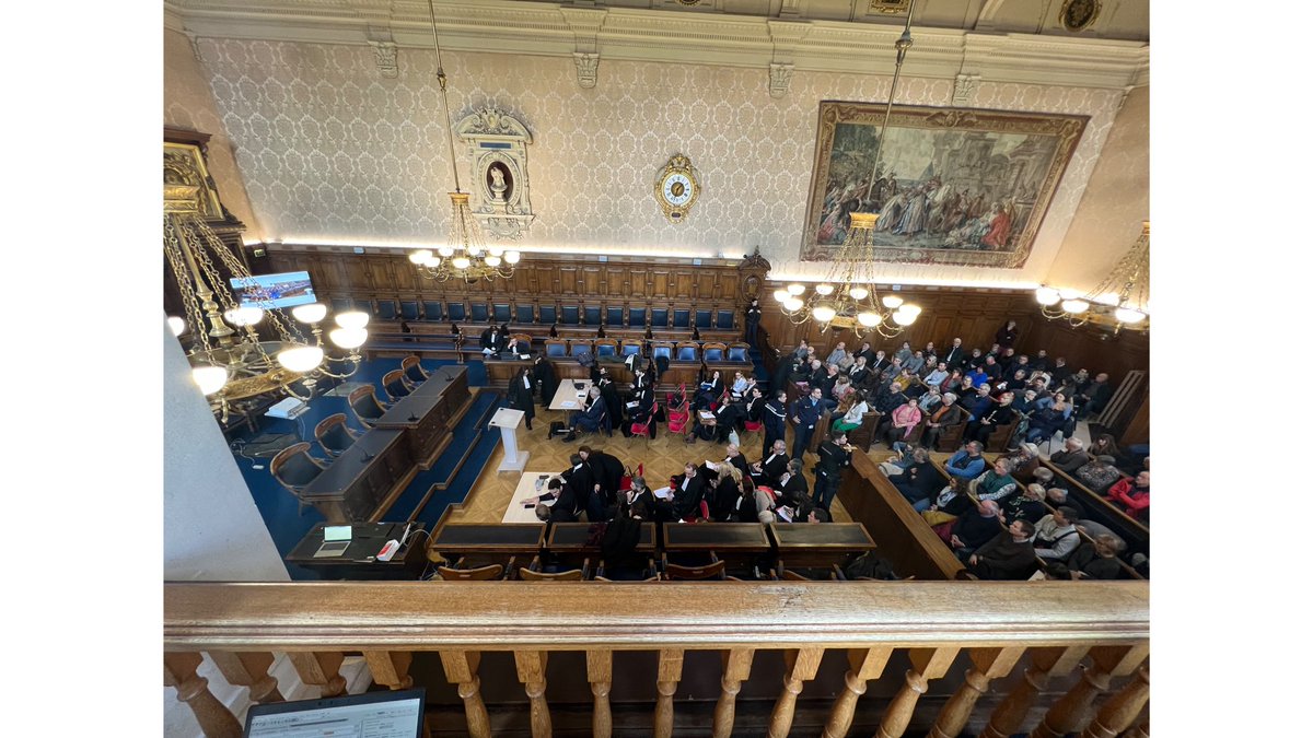 CollectifCephi's tweet photo. ⚖️ Retour sur le délibéré du 28 novembre : Magnifique et solennelle salle d’audience : le stress des emprunteurs du prêt helvet-immo est palpable avant que tombe la décision attendue depuis 11 ans 
#CollectifContreBNP
#HelvetImmo
#PratiqueCommercialeTrompeuse
#BNP #Arnaque #Prêt https://t.co/aMBqC6YO9h