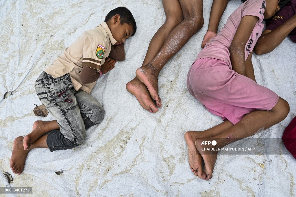 #Indonesia Newly-arrived Rohingya refugees rest at a beach on Sabang island, Aceh province. 📷@mirroreye #AFP