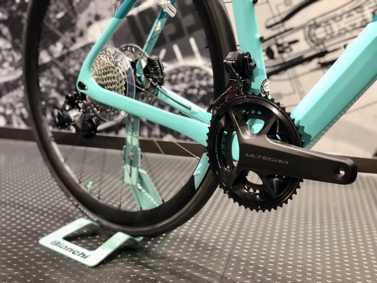 Machida1885's tweet photo. 【町田】

「INFINITO CV」新たに入荷致しました。

Color : CK16
Size : 53cm （適正身長170cm～175cm前後）
PRICE : Special Price

ハイエンドバイクに多く搭載されているカウンターヴェイルを採用し、何処までも走り続けたくなるようなエンデュランスロードバイクに仕上がっております！

#BIANCHI https://t.co/xyZB66N91B