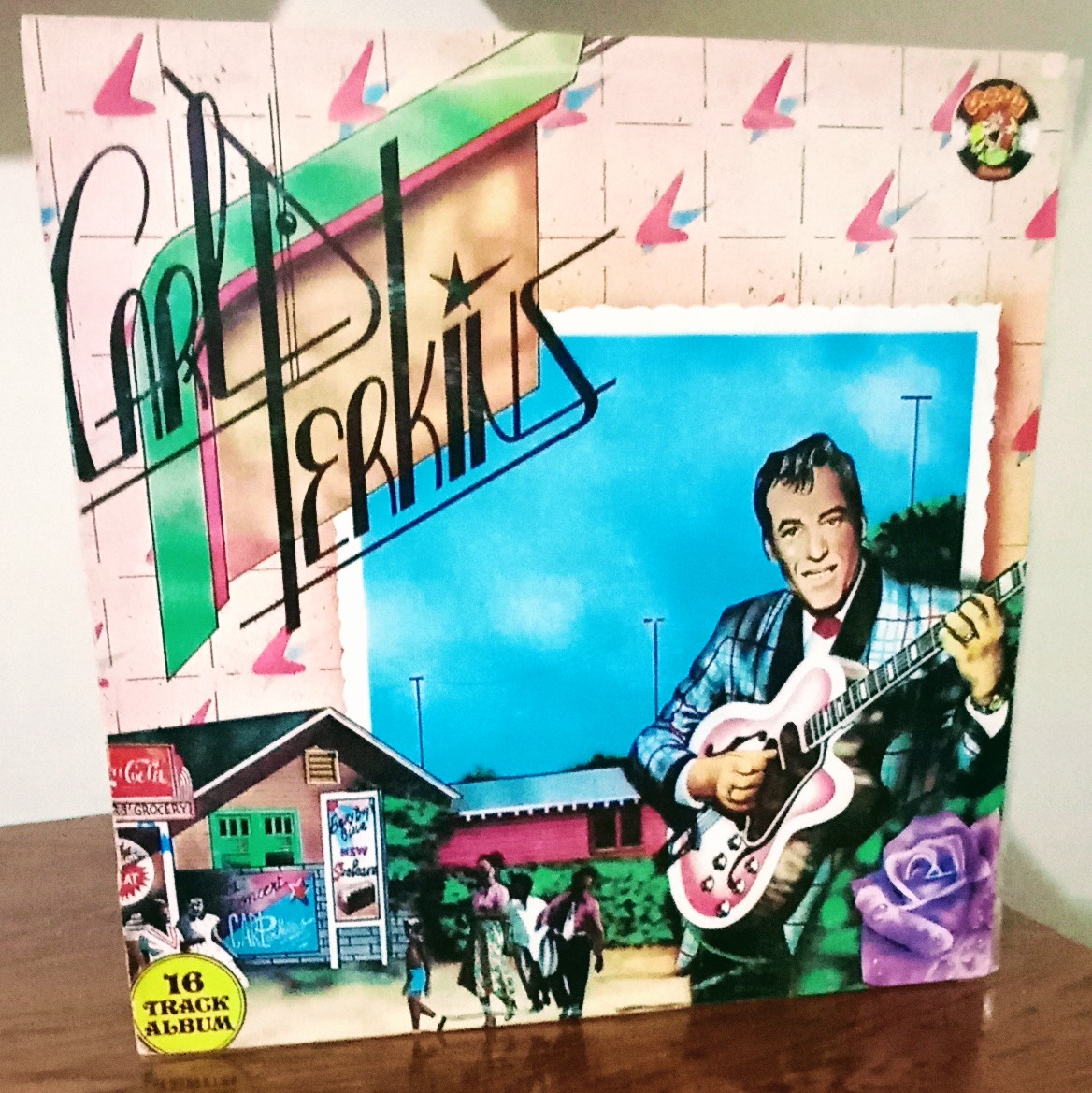 Carl Perkins 'Rocking Guitarman'

Album reúne faixas de 1955 a 56, dentre elas Blue Suede Shoes, Honey Don't, Y.O.U, e outras
Clássico do Rock and Roll. 

#CarlPerkins