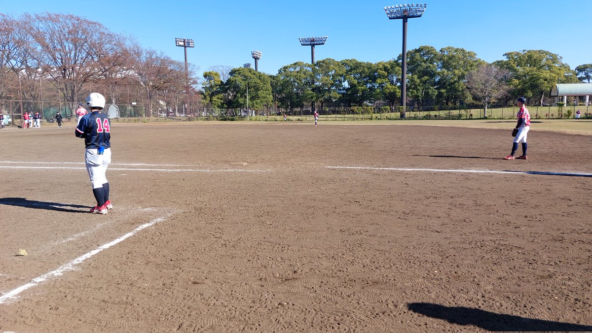 yuukayamamoto's tweet photo. 今日は、少しの時間でしたが、大学軟式JAPANとSWBC JAPAN選抜の試合を観に行きました。
2018年、最初は編集部からの依頼で大学軟式JAPANの取材をすることになったけど、個人的にとても興味が湧き、今でもこうしてご縁が続いているのは嬉しい限り。
久々に軟式球の音を聞けて、いい時間でした。 https://t.co/OyOqGmQASd