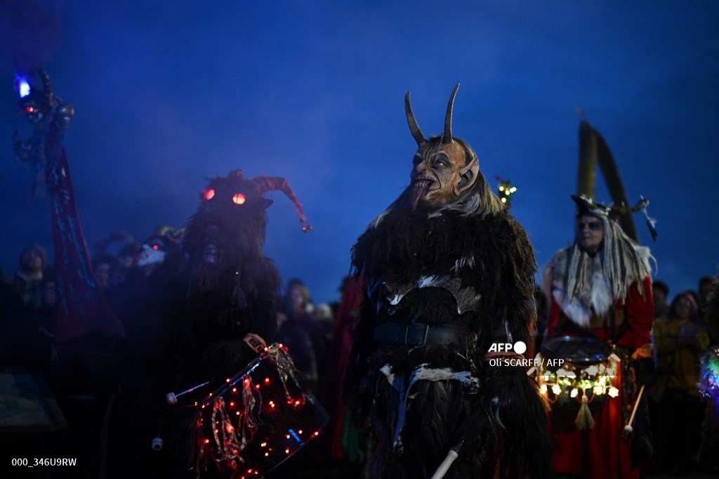 #UnitedKingdom Participants dressed as 'Krampus', a half-goat, half-demon figure that punishes people who misbehave during the Christmas season, take part in 'The Whitby Krampus Run' in Whitby, north east England. 📷 @oliscarff #AFP