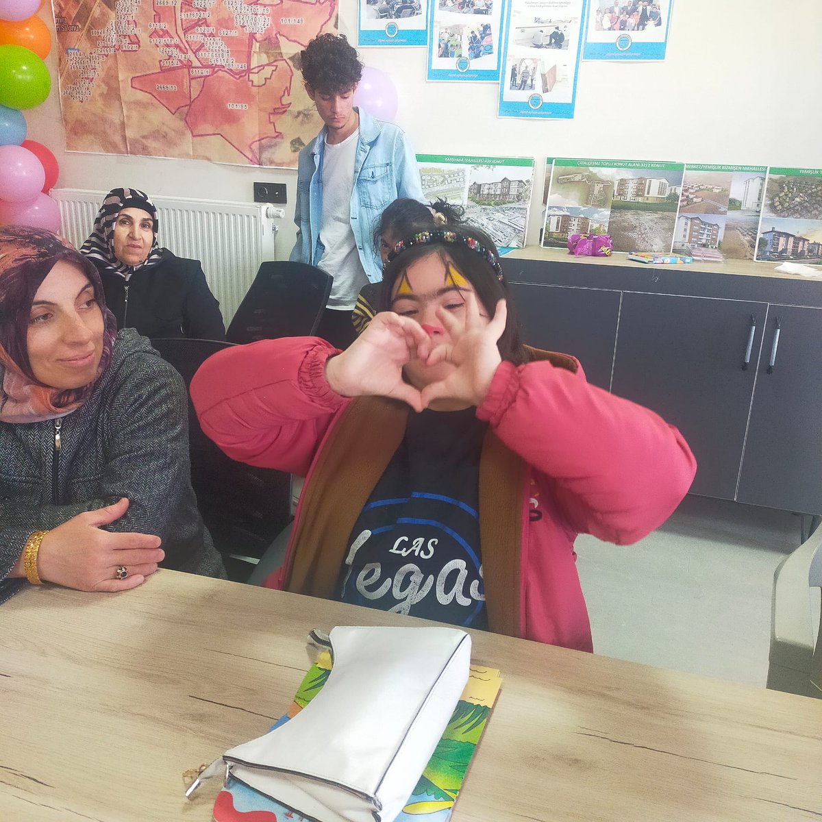 yemislik_1's tweet photo. "En büyük engel Sevgisizliktir.
Sevgi varsa ENGEL YOKTUR."

3 Aralık dünya engelliler günü kapsamında sitemizde 
Palyaço ve boyama etkinliği yapılmıştır.
@msefaozkann @EmlakYonetim @ozkanozt36k https://t.co/Tc1rcsZFWA
