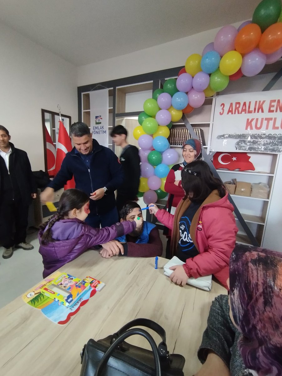 yemislik_1's tweet photo. "En büyük engel Sevgisizliktir.
Sevgi varsa ENGEL YOKTUR."

3 Aralık dünya engelliler günü kapsamında sitemizde 
Palyaço ve boyama etkinliği yapılmıştır.
@msefaozkann @EmlakYonetim @ozkanozt36k https://t.co/Tc1rcsZFWA