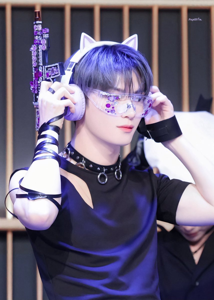 SkrrrMyViolet's tweet photo. ️ ️ ️
231111
오메가엑스 인터아시아 대면팬싸 HQ

네 취향을 저격할 나의 bullet 💜💜

#MyPapill0nlyYou #마시멜로한겸
#Skrrr_My_Violet 
#오메가엑스 #OMEGA_X
#송한겸 #한겸 #HANGYEOM
#if_you_know_you_know #iykyk 
@OmegaX_members https://t.co/HQPCkO9WLH