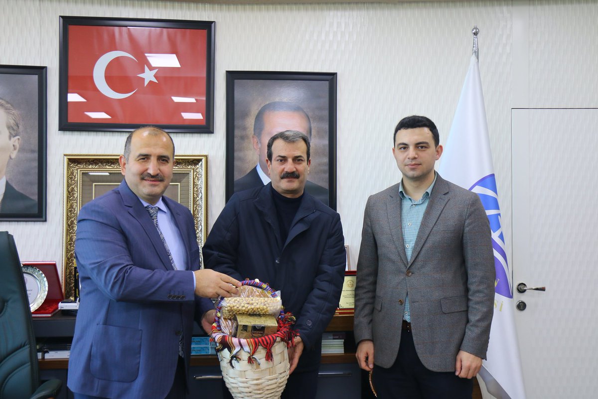 Trabzon'umuz ve Diyarbakır'ımız arasında kardeşlik köprüsü kurduk.

Diyarbakır'ın Ergani Belediyesi ile imzaladığımız kardeş kent protokolümüz kapsamında iki farklı kültürü bir araya getirerek;  En büyük sevdamız Trabzonspor'umuzun, Kadim şehrimiz Trabzon'umuzun ve ...