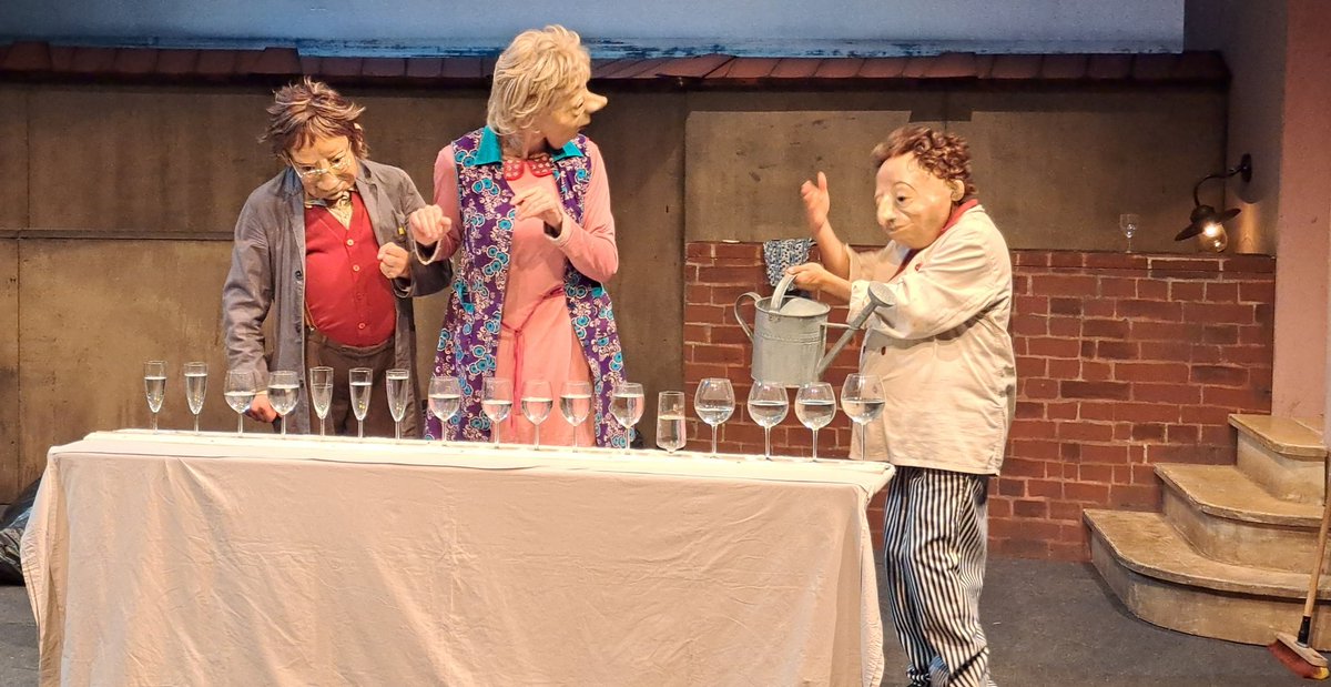 IFuentelarreyna's tweet image. Semana dramática en @teatroabadia  con 3° ESO en la maravilla del teatro de máscaras de #Feste y 1° Bach en la inquietante e intertextual #ElLectorPorHoras. #FRViveElTeatro #LaPasiónPorAprender #ElEntusiasmoPorEnseñar