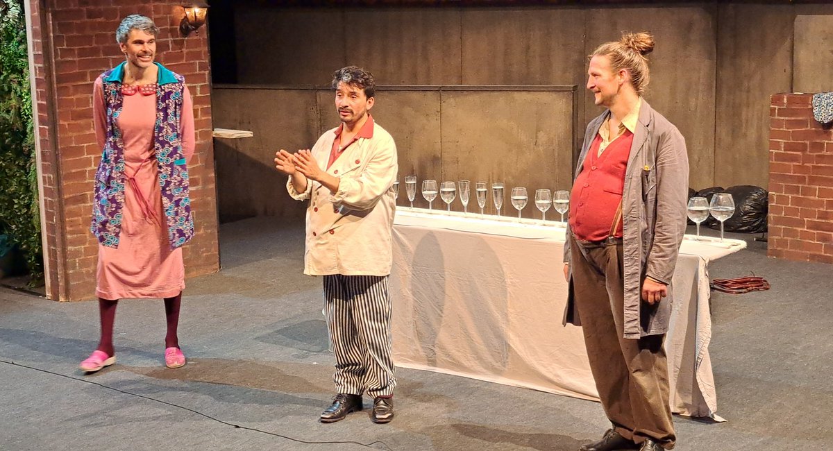 IFuentelarreyna's tweet image. Semana dramática en @teatroabadia  con 3° ESO en la maravilla del teatro de máscaras de #Feste y 1° Bach en la inquietante e intertextual #ElLectorPorHoras. #FRViveElTeatro #LaPasiónPorAprender #ElEntusiasmoPorEnseñar