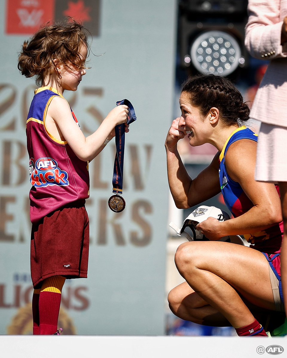 Ally Anderson signs “Thank You” in Auslan to Auskicker Teddy, who is hard of hearing 🫶