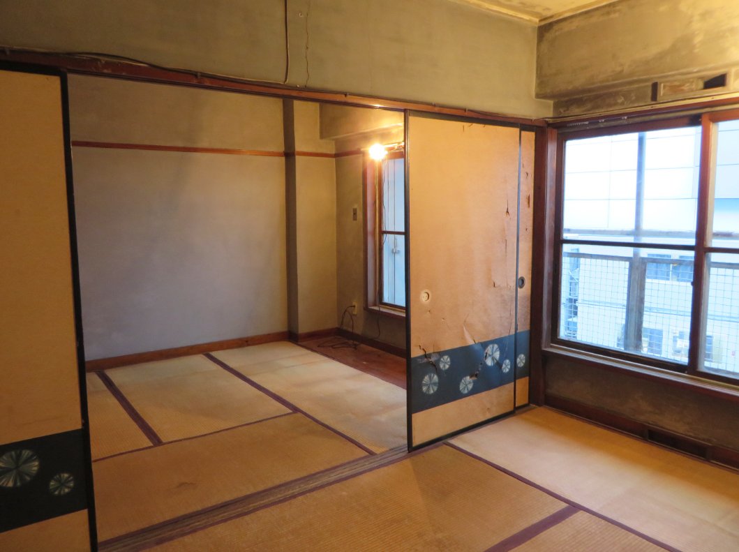 kazuo57's tweet photo. 【宮益坂ビルディング】#不動産屋が選ぶ次世代に語り継ぎたいプロジェクト百選
1953年に東京都により１戸100万円で分譲された日本初の分譲マンション。まだ区分所有法がなく借地権を区分所有者が準共有するという権利形態だった。2003年には最初の建替え決議が成立し、2007年には建替えを前提に全権利者が都から底地権を買い取り、所有権建物となったがその後リーマンショックで事業協力者が飛ぶなどの紆余曲折を経て、旭化成が入って2020年に建替。