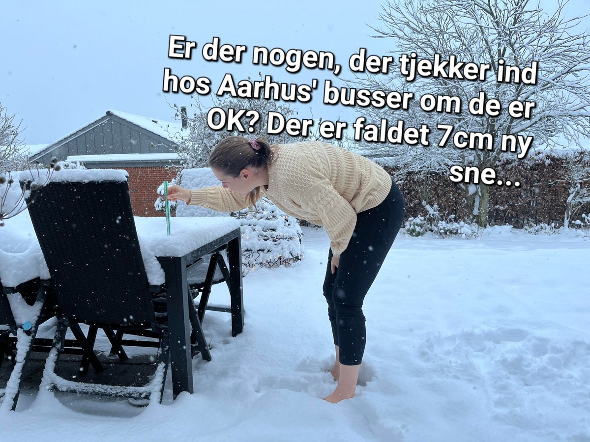 Anettelarner's tweet photo. Hvordan går det med at komme op ad Randervej, #Midttrafik?
#snevejr #aarhus https://t.co/qmbPe9oJBS