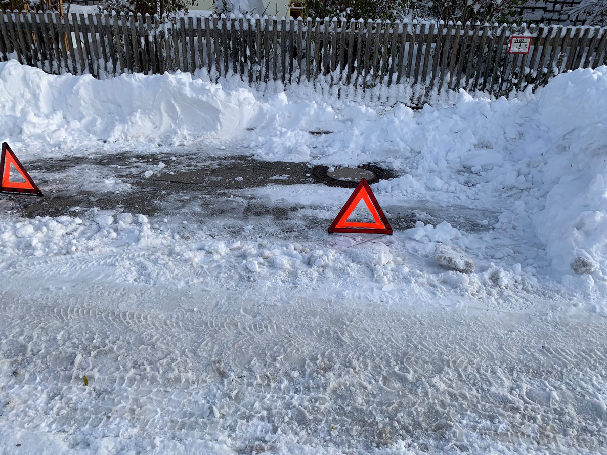 Die Menschen verteidigen den über eine Stunde freigeräumten Parkplatz an der Straße in München.  Linksgrüne würden dir erst bei der Arbeit zuschauen, dann reinfahren, sagen es ist ihr Recht und vom Staat fordern, dass alle einen Anspruch auf einen geräumten Parkplatz haben.