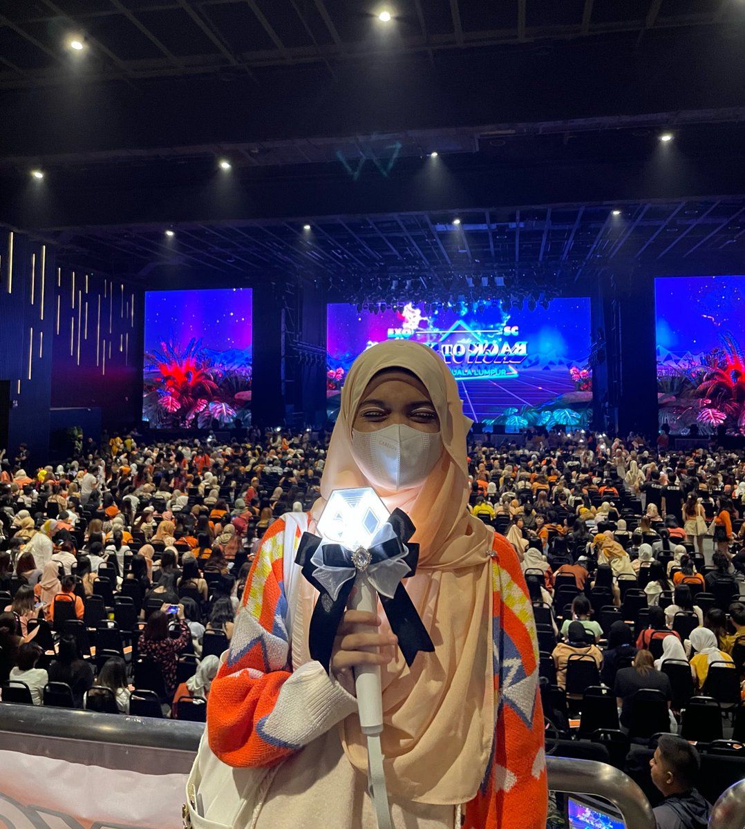 bubbly_kyoong's tweet photo. "exol tu paling adil mendukung semua member"
i was DEPRESSED that i almost met minseok but couldn’t 😭😭
Padahal Bias Gue Baekhyun 😔❤️ (next year plssss)
#Grandline2inGenting #CheninKL #EXOSCinKL #SuhoinKuching #LayinKL (🔜) https://t.co/Dmy8Np7R77