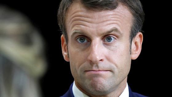f_philippot's tweet photo. On en parle peu en France mais l’actuelle #COP28  est l’occasion d’une humiliation totale et radicale pour #Macron !

➡️ « Rien ne s’est passé comme espéré pour Emmanuel Macron » écrit même Le Monde (voir : https://t.co/HKiGN52HAk)

« Macron espérait réunir les dirigeants des pays les plus concernés par la guerre, de l’Egypte à la Jordanie, ou le Qatar, dans l’immense site où se tient la COP28. Cette table ronde n’a pas pu avoir lieu, sans qu’aucune explication ne soit donnée, sinon le manque de disponibilité des uns et des autres » ! 🤦

« Après avoir songé à se rendre en Arabie saoudite, il pensait pouvoir croiser à Dubaï le prince héritier saoudien Mohammed Ben Salman. Toutefois, celui-ci a renoncé à venir à la dernière minute » ! 🤦

L’Élysée a tenté toute la journée de « relativiser » ces humiliations…

➡️ Après l’humiliation de la table géante à Moscou, l’humiliation en Afrique subsaharienne, au Maroc, en Ukraine, etc. Ça fait beaucoup !
Cet homme détruit la diplomatie française, il affaiblit la France, qu’attendent les parlementaires pour le démettre ?!