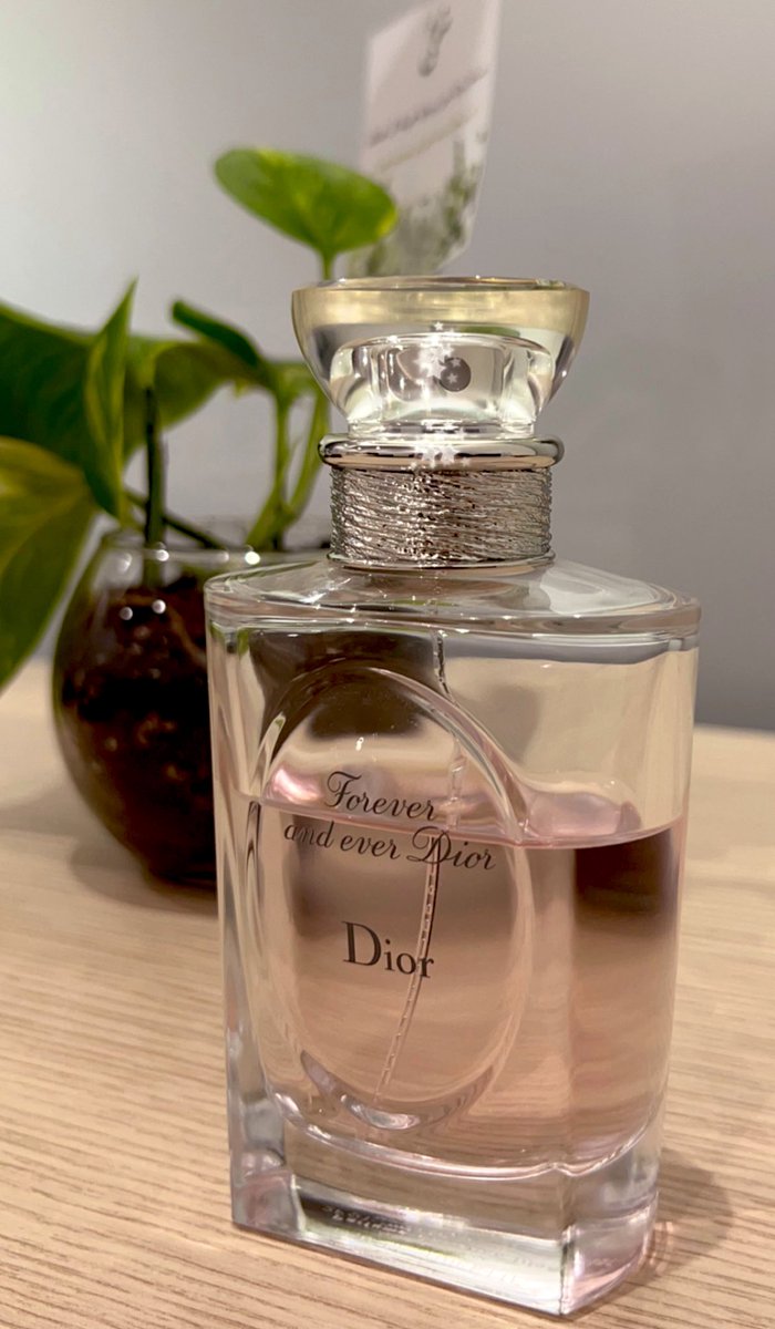 من أكثر العطور المفضلة عندي اللي أحب استخدمها صباحا؛ عطر برائحة حديقة أزهار متنوعة جميلة.

عطر نهاري بامتياز.🌸

Forever and ever Dior 
<a href="/Dior/">Dior</a> 

#رابطة_عشاق_العطور 
#الجمال_عباره_عن