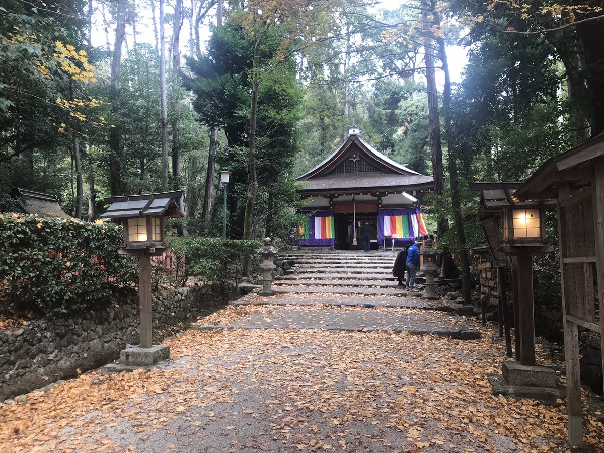 CafeTemple's tweet photo. 大田神社 北区上賀茂本山 上賀茂神社の摂社で天鈿女命を祀る。境内の大田の沢にはカキツバタの天然記��物の野生群落があり、藤原俊成の歌にも詠まれ、既に平安時代には有名であった。5月上旬の開花時には参詣人と観賞者で賑わう。#kyoto #京都 #otajinja #藤原俊成 #北大路魯山人 #カキツバタ https://t.co/bN4hPMxrki
