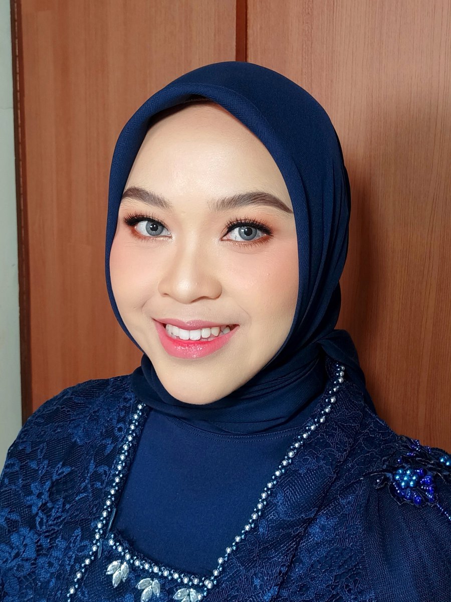 kemarin abis makeupin sahabat akuu, cantik bgt 🥺❤️✨

aku suka banget sama hasil makeupnya, dia juga suka katanya ringan banget mukanya &amp; sesuai sama yang dimau. happy banget 🥺🫶🫶🫶