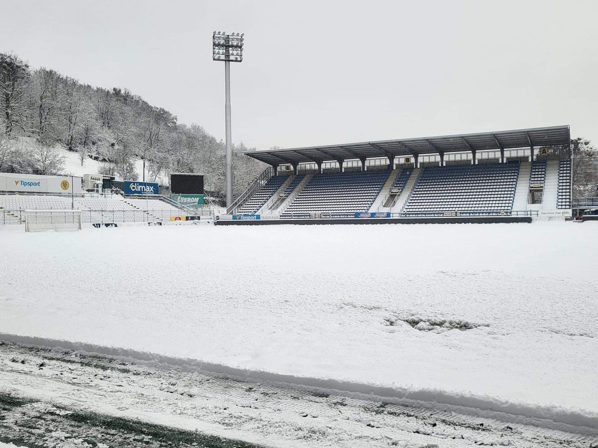 slaviaofficial's tweet photo. ❌ Dnešní utkání 17. kola FORTUNA:LIGY proti Zlínu se z důvodu nezpůsobilého terénu odkládá. O náhradním termínu budeme informovat v nejbližší době.

Přejeme hráčům šťastnou a hlavně bezpečnou cestu zpět do Prahy! 🚌 https://t.co/o1fZG3zzKV
