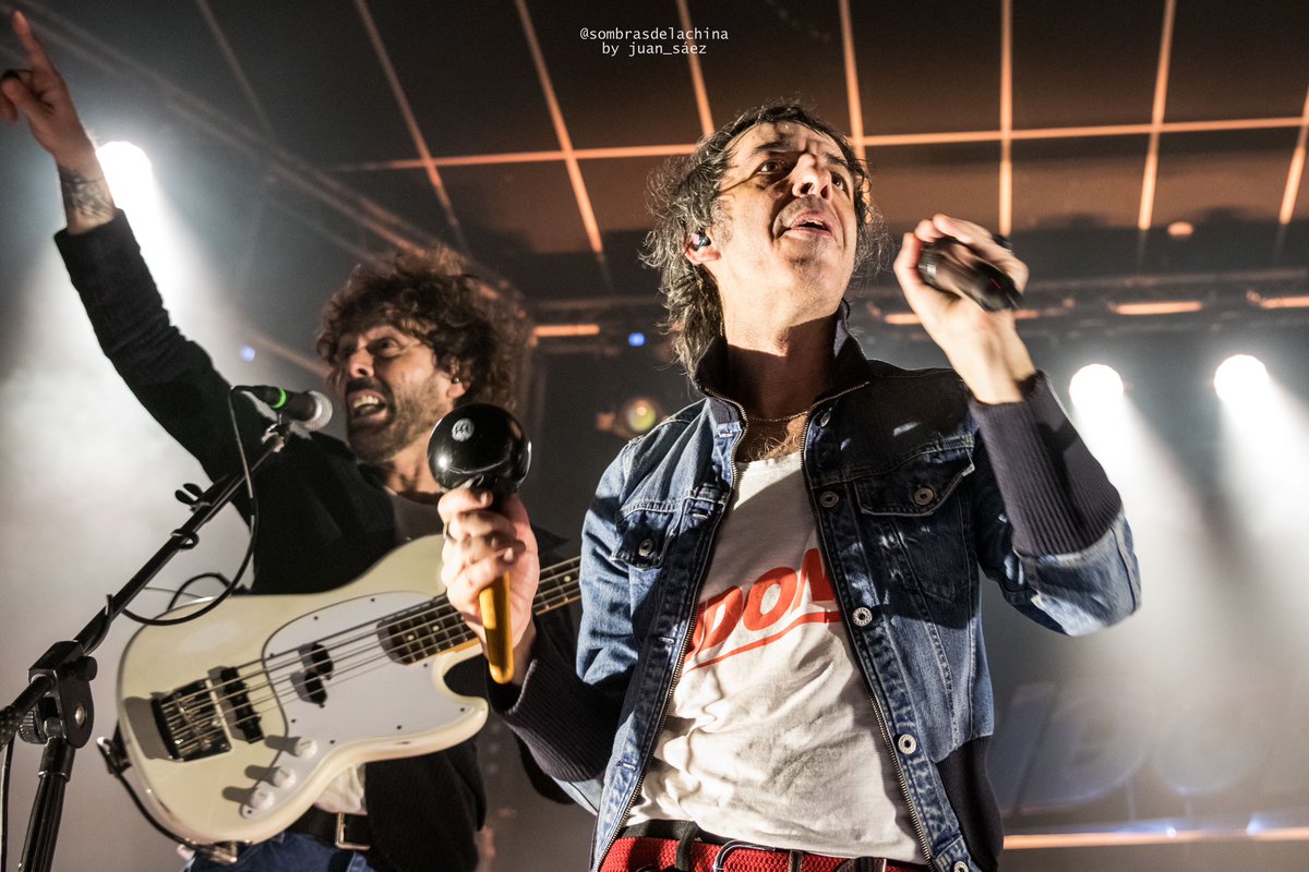 sombraschina's tweet photo. Aquí llega el espasmo, ya siento el temblor, es un flechazo, un rayo, un electroshock…siento que me mareo y me falta el suelo. @sidonie_ @jessenra @axelpicavallero @gtstalentspain @SonyMusicSpain @SalaTheOne @evansdrumheads #sidonie #MarcAxelyJes 🤟🏻🎸📷 https://t.co/r3KqYU0Tm3