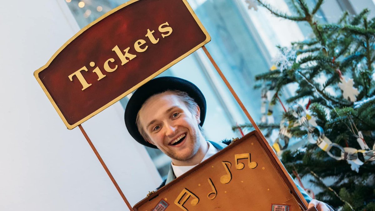 Looking for something to do with the little ones today?  @KitchenZoo_’s Hey Diddle Diddle is back at 10.30am & 1.30pm and there’s still time to get your tickets! 

“I loved it as much as the kids!” Audience Feedback

📆 runs until 24 December 
🎟️ queenshall.co.uk/whats-on/hey-d…