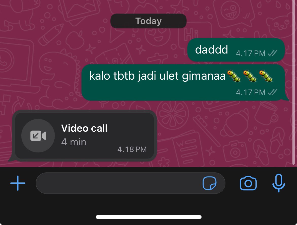 pluviophileef's tweet photo. TBTB DI VC PAPA TAUNYA MAMA PAPA LAGI BARENG

mm: kok feng aneh bgt nanya gitu
ak: ih jawab ajaa, gimana kl feng jd ulet bulu
mm: ya aku injek lah aku geli sm ulet bulu, aku semprot baygon kamu 
ak: KO MAMA JAHAT SAMA ANAK SENDIRI
mm pp: /ktawa ktawa. byee kita pacaran dulu

😑😑 https://t.co/MN7uVnaOXT