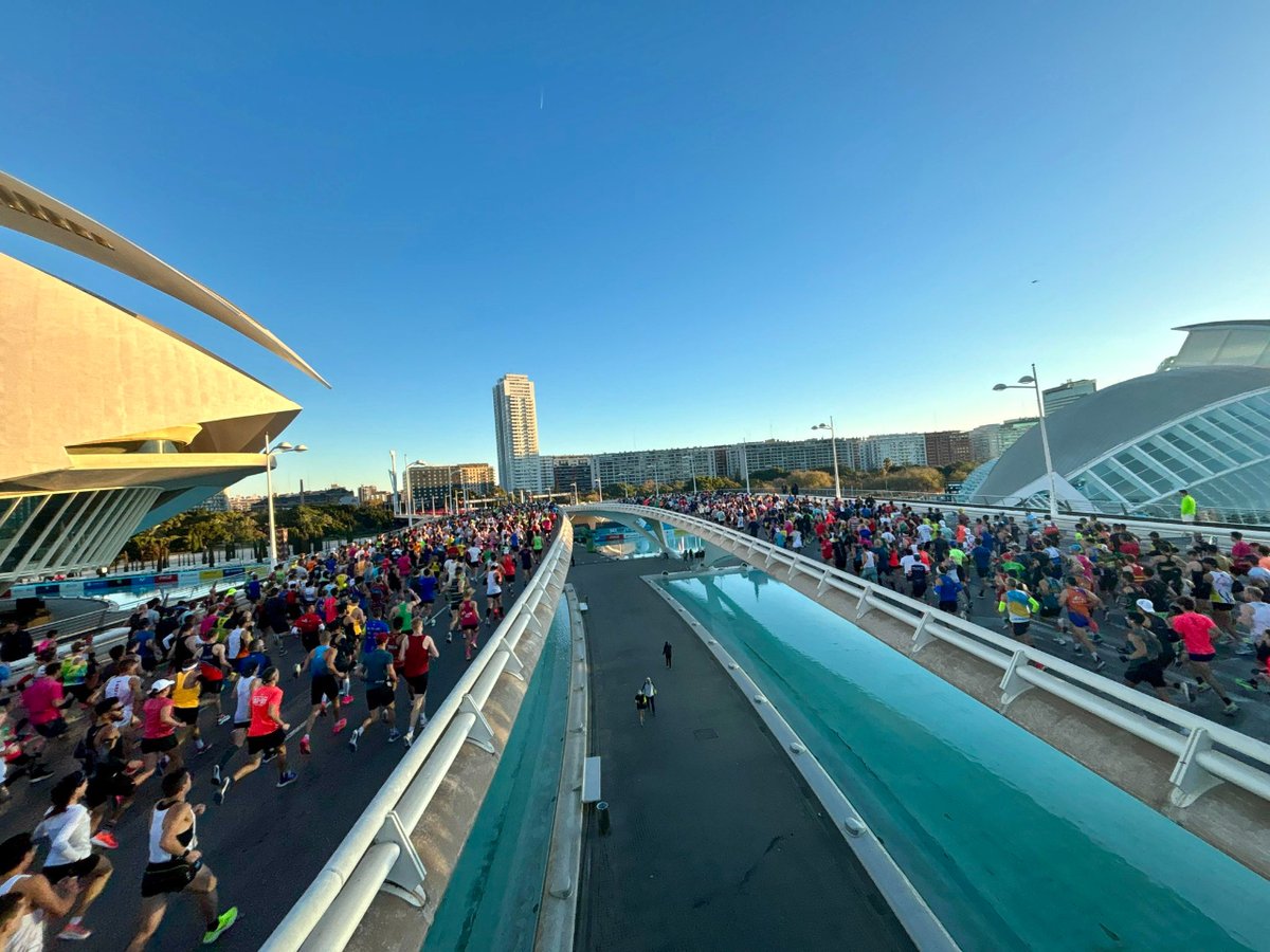 AjuntamentVLC's tweet image. 🔶Participem en l’emocionant eixida de la #MaratónValència 🏅👟, més de 32. 000 persones🏃‍♀️🏃🏼 estan participant en la prova que té l'etiqueta de platino de la #IAAF i és una de les 5 millors maratons del món🌍 . 
👏👏Corre a animar👏👏
#42KValència