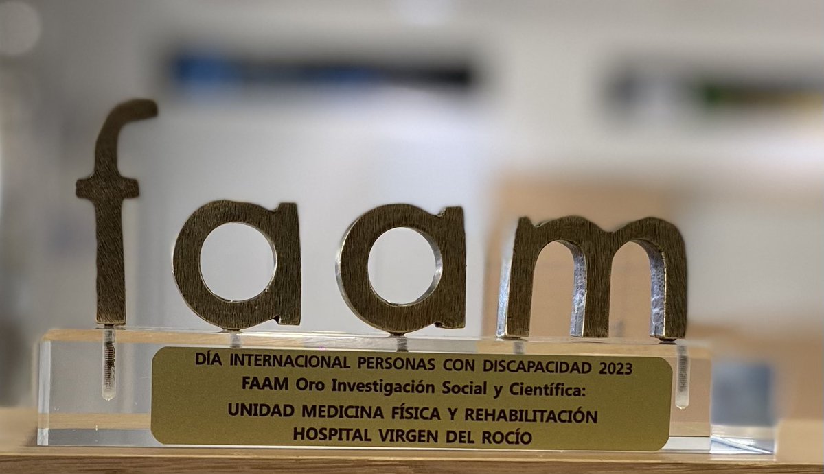 Ayer fue un día muy especial para <a href="/RehabilitaHUVR/">RehabilitaciónHUVR</a> y para el <a href="/HospitalUVRocio/">HospitalUVRocio</a> en general, por el reconocimiento que nos brindó la FAAM. Lo recibimos con humildad e ilusión, un impulso más para seguir trabajando en investigación y humanización en la discapacidad desde Salud.