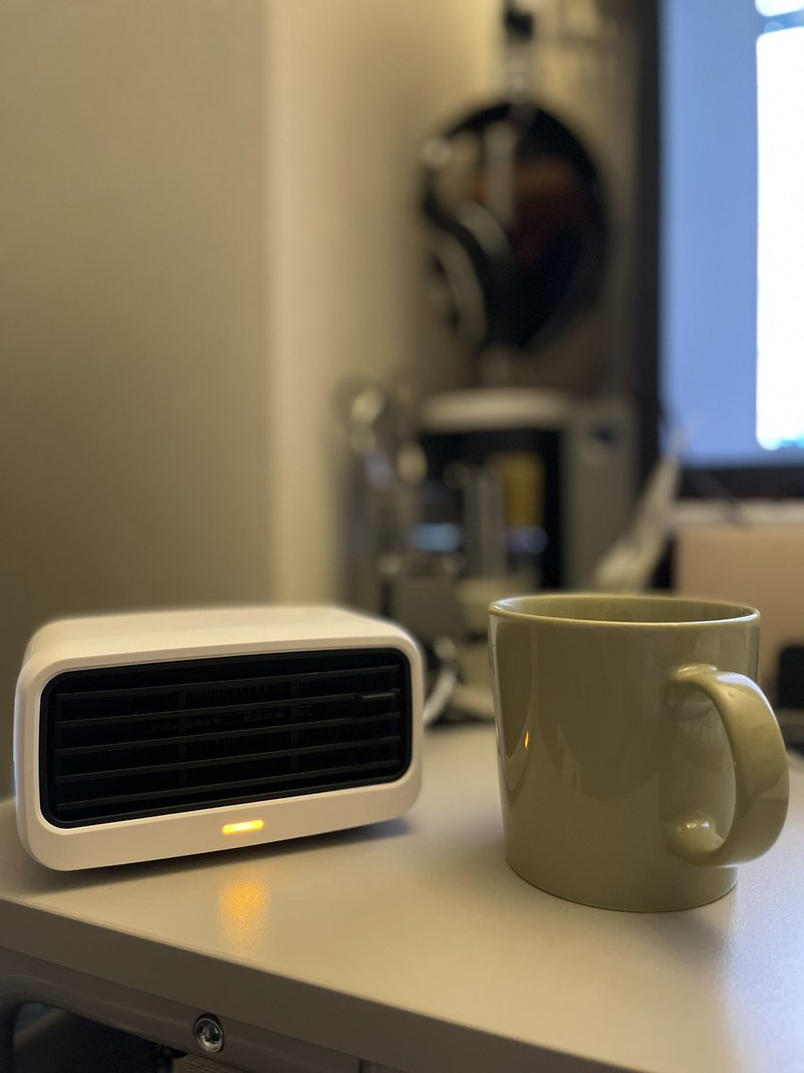 InoueKoichi's tweet image. できるだけエアコン使わないようにとコンパクトセラミックヒーターを導入。思っていたより全然暖かい。200ワットで1時間あたりの電気代6.2円。素晴らしい。見た目も悪くない。そしてめっちゃ小さい。

#TOPLAND