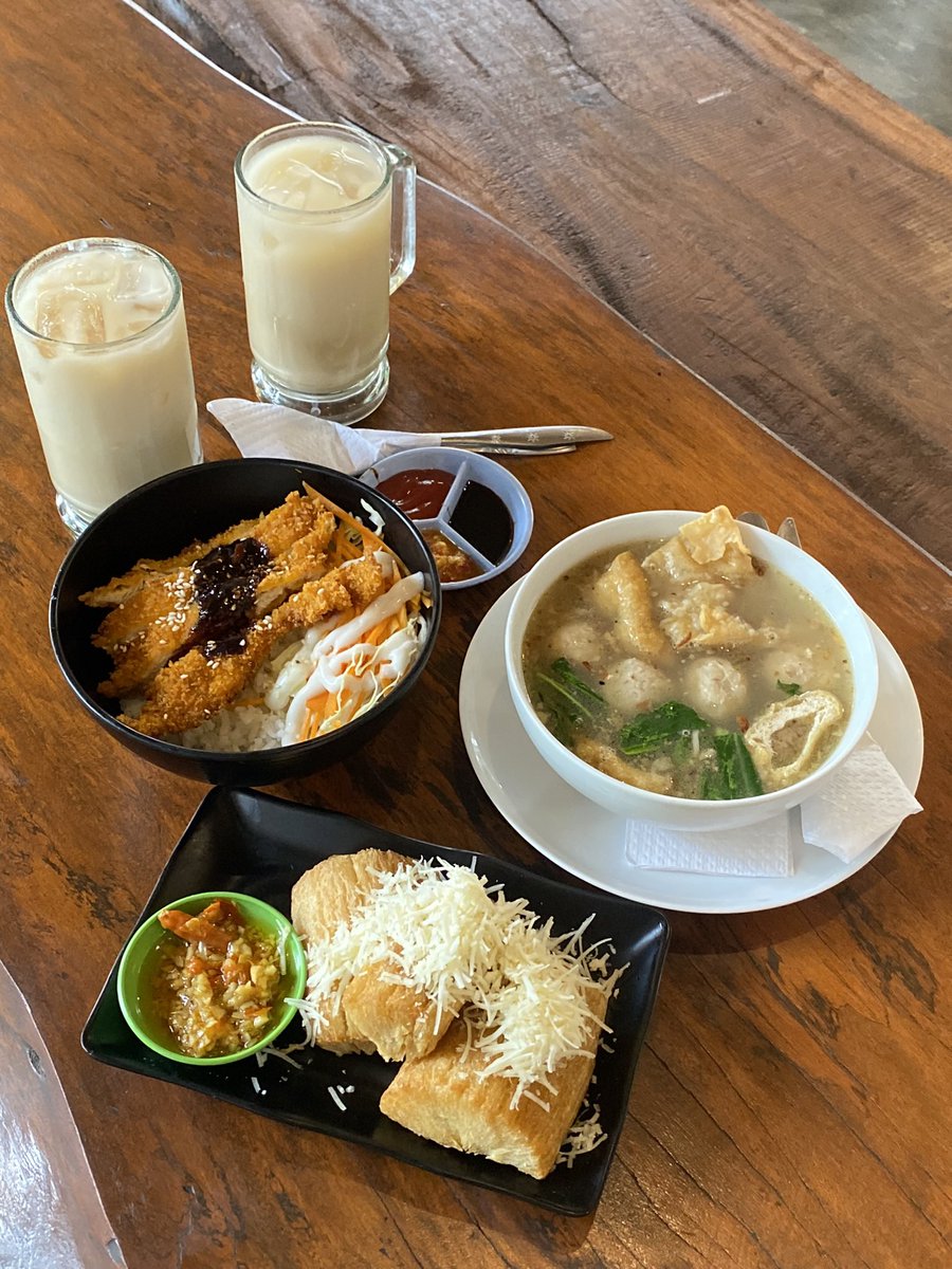 keshikiayame's tweet photo. Sering lewat fyp ku, cafe and resto di Kaliurang, Jogja ini wajib banget kalian datengin pas lagi main ke sini!

Tempatnya luas banget dan sejuk, terus makanannya enak🥹☝🏻

Jangan lupa disave buat jadi bucketlist kalo ke Jogja!🌸🌷🫶🏻💖 https://t.co/dWXvD3jIJQ