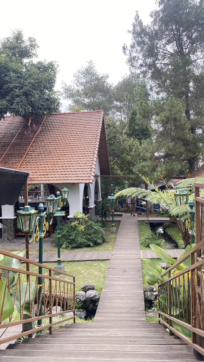 keshikiayame's tweet photo. Sering lewat fyp ku, cafe and resto di Kaliurang, Jogja ini wajib banget kalian datengin pas lagi main ke sini!

Tempatnya luas banget dan sejuk, terus makanannya enak🥹☝🏻

Jangan lupa disave buat jadi bucketlist kalo ke Jogja!🌸🌷🫶🏻💖 https://t.co/dWXvD3jIJQ