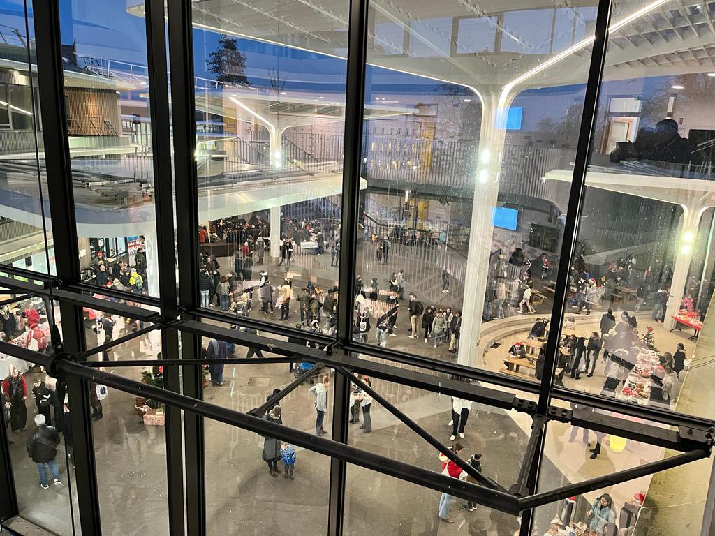 Marché de Noël du LFA : un immense bravo à l’association des parents d’élèves, l’ALFA, aux élèves et aux équipes qui ont su redoubler d’imagination pour rendre cet événement annuel exceptionnel avec un taux de fréquentation record.