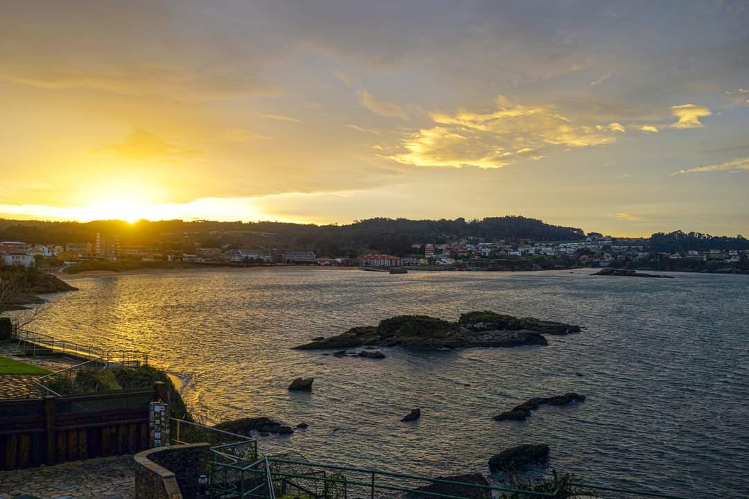 OTempoTVG's tweet photo. Alborada hoxe en Galicia antes da chegada da #chuvia!
👉🏼Mera, Antonio González📸
👉🏼Palas de Rei, Gloria Crepo📸
👉🏼Viveiro, José M. Megide📸
👉🏼Ares, Estrella Gil📸
Ollo hoxe ao vento que arrecia na tarde! #Surada, aviso por #refachos nas comarcas costeiras e no mar #avisolaranxa🌊 https://t.co/TyzH42bx83