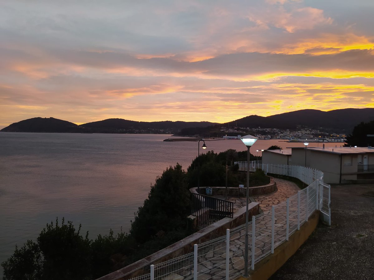 OTempoTVG's tweet photo. Alborada hoxe en Galicia antes da chegada da #chuvia!
👉🏼Mera, Antonio González📸
👉🏼Palas de Rei, Gloria Crepo📸
👉🏼Viveiro, José M. Megide📸
👉🏼Ares, Estrella Gil📸
Ollo hoxe ao vento que arrecia na tarde! #Surada, aviso por #refachos nas comarcas costeiras e no mar #avisolaranxa🌊 https://t.co/TyzH42bx83