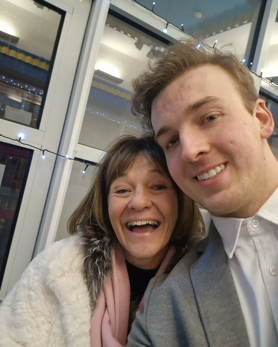 HarryScottActor's tweet photo. What great Premier it was for #matopulas and it was lovely to see  the cast old and new and well done to the director and writer for putting this on #petersineyee and it  was  lovely to  catch up with my friends to @IslesRichard  #acting #primier #crime #socialouting https://t.co/e2lSXEEDnq