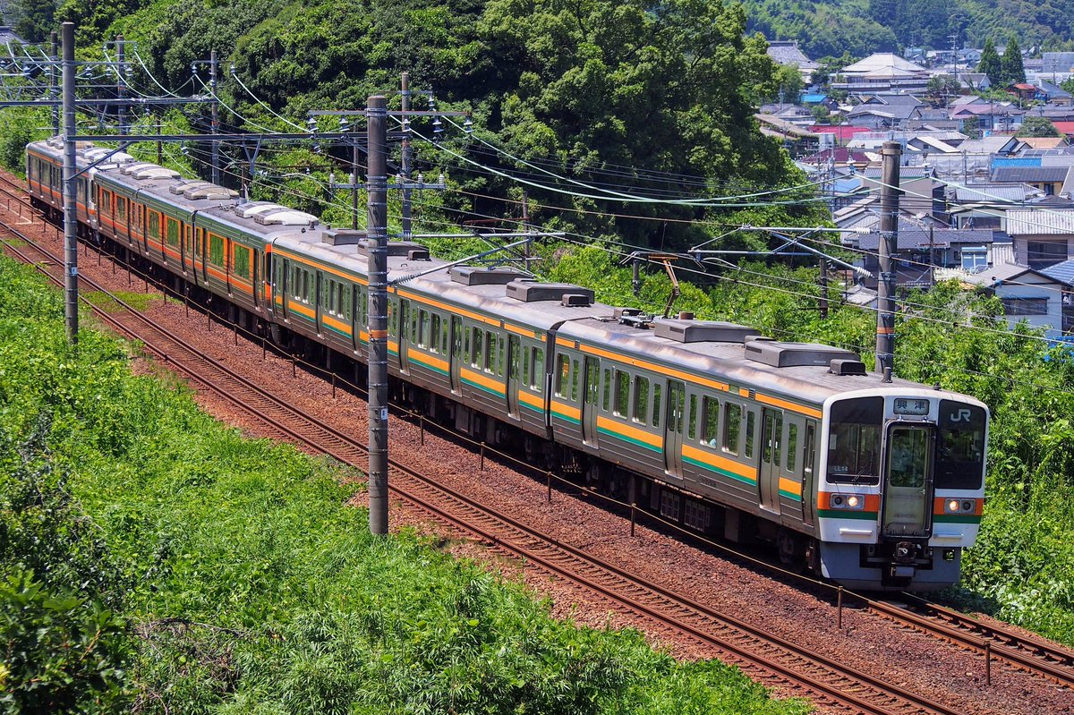 約半年前に見た 211系+313系8k+313系2k の三色団子以上に見ごたえある編成
