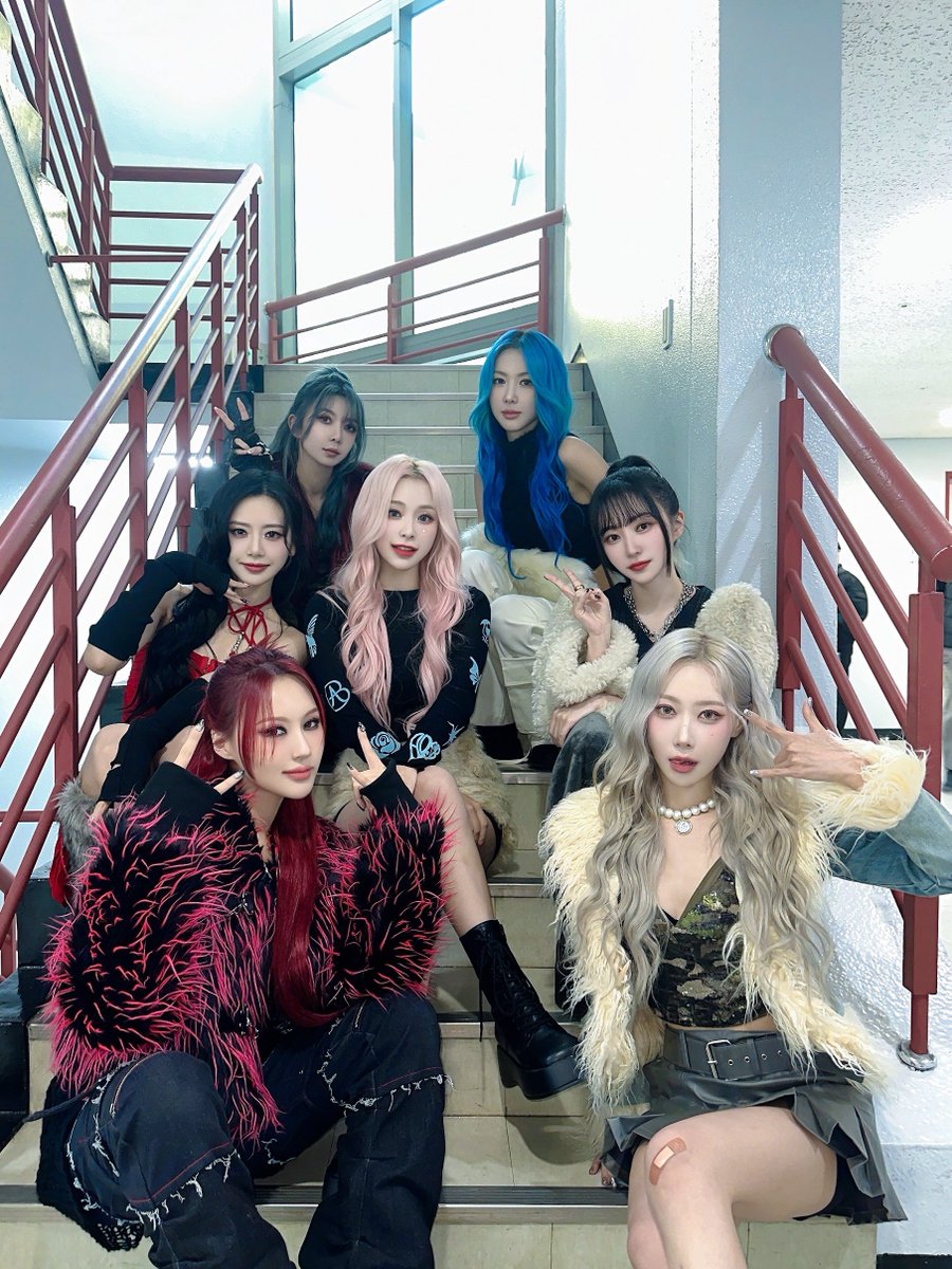 [#드림캐쳐] 오늘 인가 #ootd 는 복실복실! 응원해 준 썸냐는 최고다 skrrr

#Dreamcatcher #인기가요