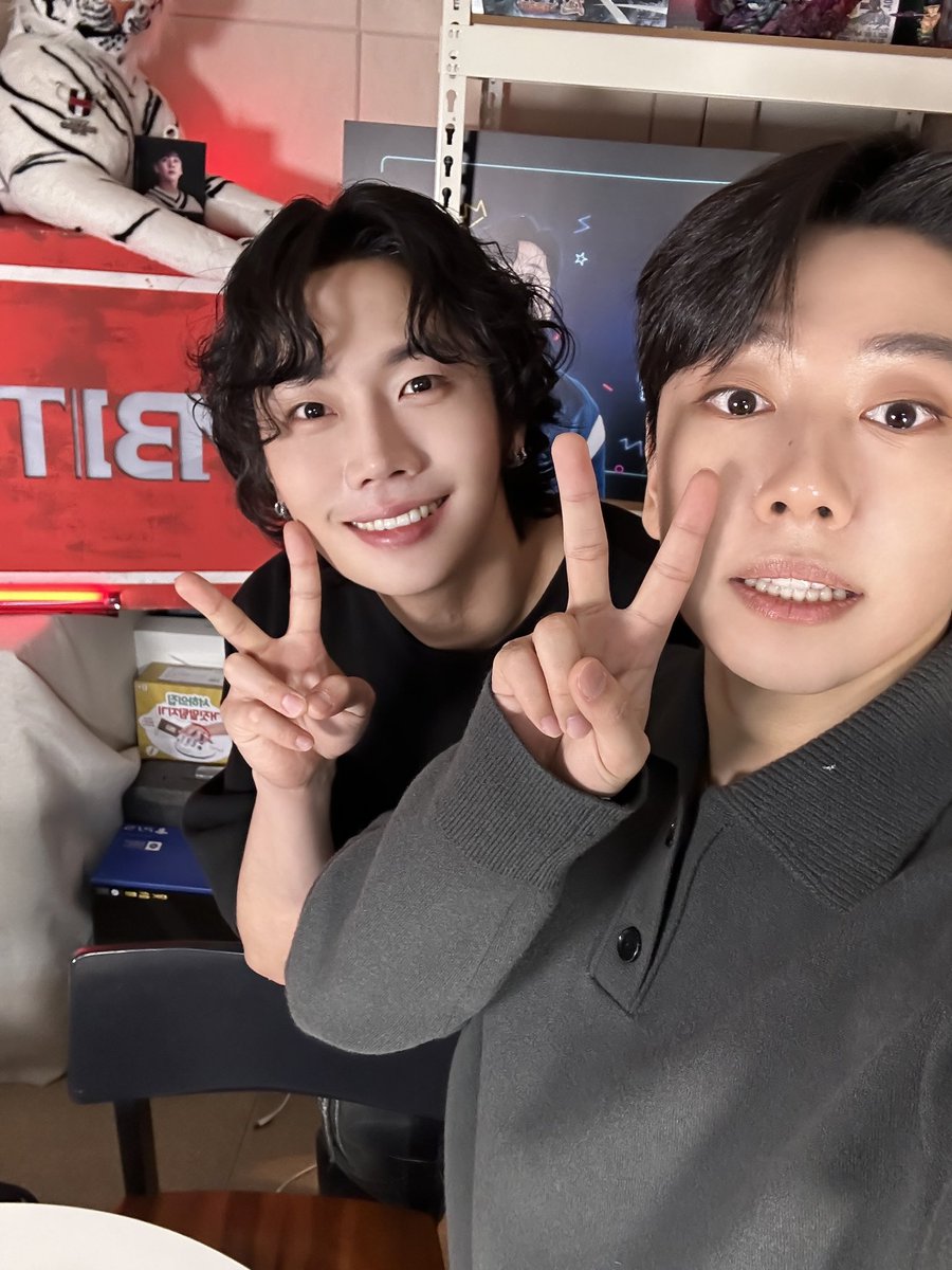 [📸]
⠀
보이는 라디오 “내게ROH와” 시즌2 #2 완료✨
⠀
요리까지 잘 하는 남자 평야와 함께한 2화!
요섹남 평야가 알려준 레시피로 카레 한 번씩 꼭 만들어보기로 약속하며🤙🏻 
다음 시간에 또 만나요❤️
⠀
#엠비셔스 #Mbitious #노태현 #김평야 #내게ROH와