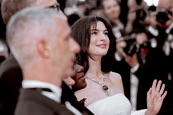 ⠀

     ‘เธอเป็นจิตรกร ?’ ชายผู้หนึ่งเอ่ยถาม

     ‘เห็นที่จะใช่’ ชายอีกคนเอ่ยตอบ

     ‘เช่นนั้นหรือหากไม่ถาม แลนายไม่บอก ฉันคงคิดว่าเธอเป็นหนี่งในงานศิลป์ชิ้นงามที่มาจัดแสดงวันนี้เสียอีก’

⠀