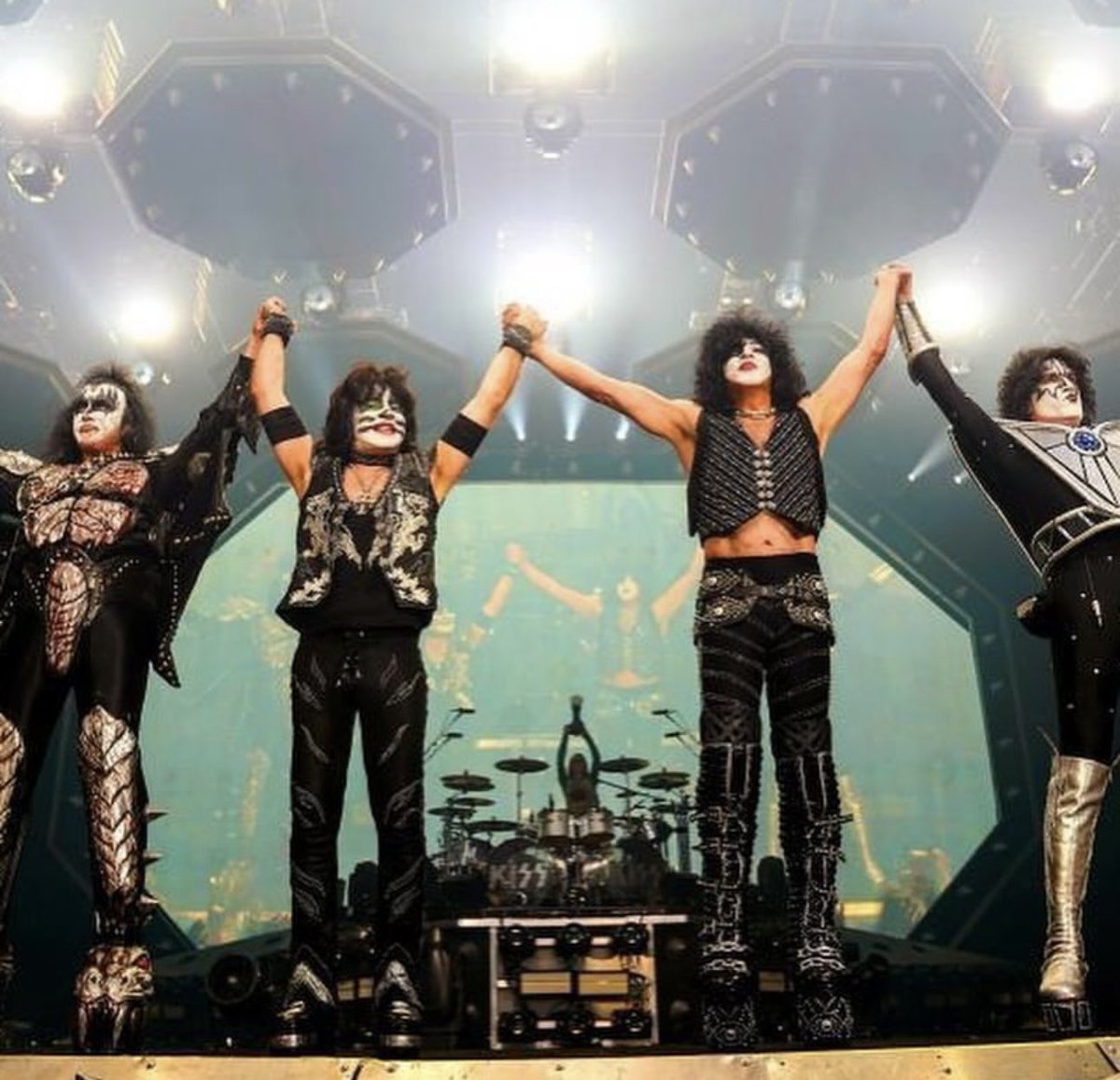 Burton_Celebrus's tweet image. Take a bow gentlemen and thank you for the music and memories @KISSOnline 
“The hottest band in the world”
#finalconcert #kissalive