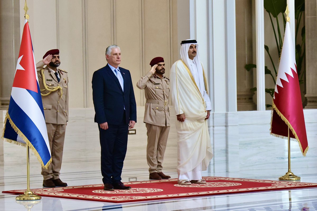 PresidenciaCuba's tweet photo. 🤝| El presidente de #Cuba 🇨🇺, @DiazCanelB, fue recibido por el emir de Qatar 🇶🇦, Tamim bin Hamad Al-Thani, en el Palacio Lusail de la ciudad de Doha.

Inició así su visita oficial a esta nación.

#DíazCanelEnQatar https://t.co/ppiyYFqzxr