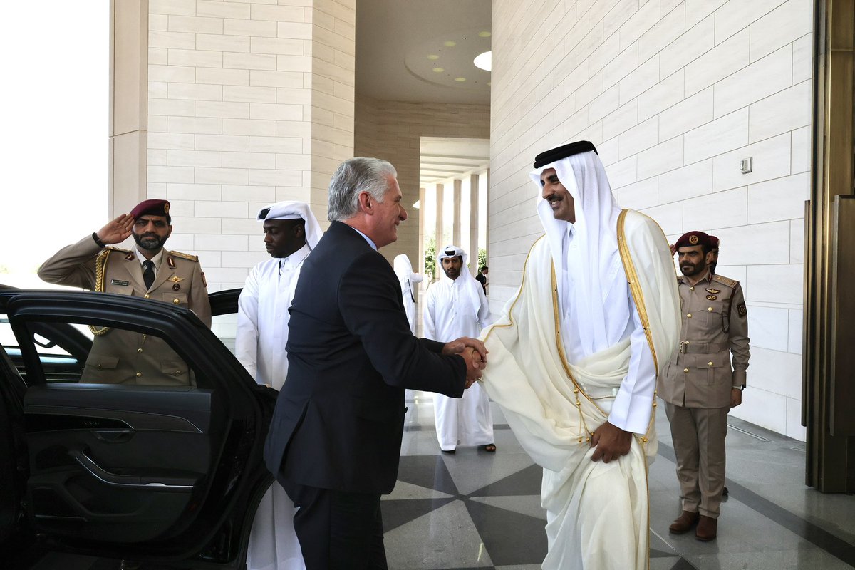 PresidenciaCuba's tweet photo. 🤝| El presidente de #Cuba 🇨🇺, @DiazCanelB, fue recibido por el emir de Qatar 🇶🇦, Tamim bin Hamad Al-Thani, en el Palacio Lusail de la ciudad de Doha.

Inició así su visita oficial a esta nación.

#DíazCanelEnQatar https://t.co/ppiyYFqzxr