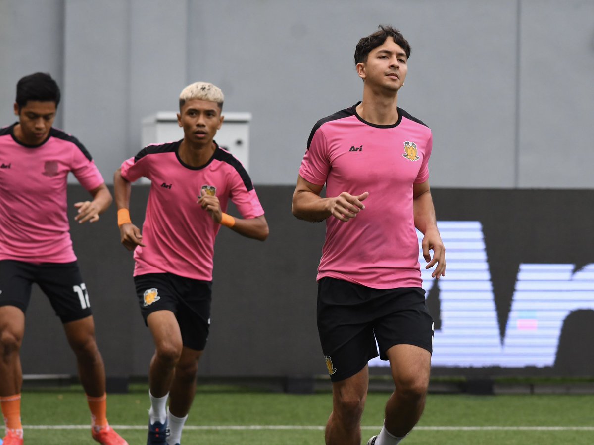HougangUnited's tweet photo. Time to get warm 🌡️⁣
⁣
📸: @SGPremierLeague 
⁣
#HGFC #1H1H #SGCup #HOUDPM https://t.co/VILuRF03k7