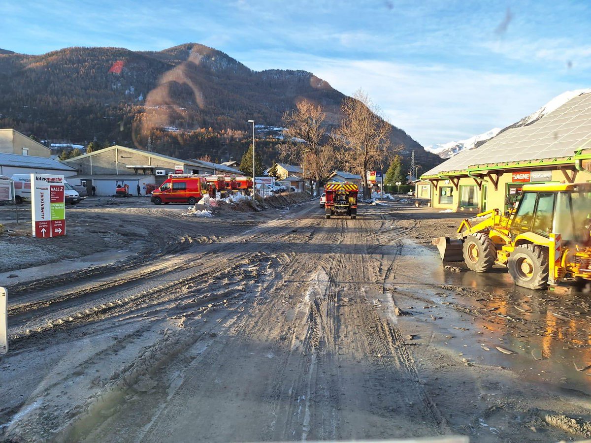 Pompiers04's tweet photo. #Renfort
👉 Engagement depuis vendredi d’un groupe polyvalent inondation et un télé pilote de drone @pompiers04 sur demande du @cezocSud et @Prefet04 en renfort dans les @hautesalpes afin de prêter main forte à nos collègues #SDIS05 suite aux violentes inondations. https://t.co/bcgEozuy2g